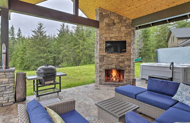 Luxury Fall City Retreat on 8 AC w/ Hot Tub!