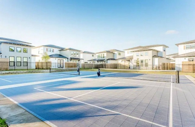 Luxury Family Home on Bay w/Pool 2 miles to Beach