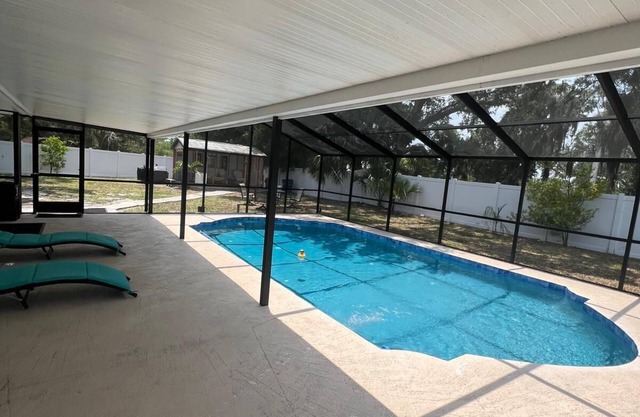 Luxury Family size house, 9 miles away from siesta key, with pool