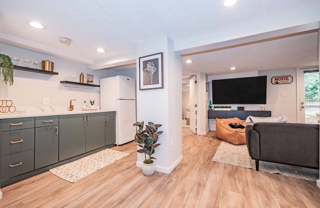 Luxury Home in Vienna, VA I Private Yard I Gym I 30 Day Minimum