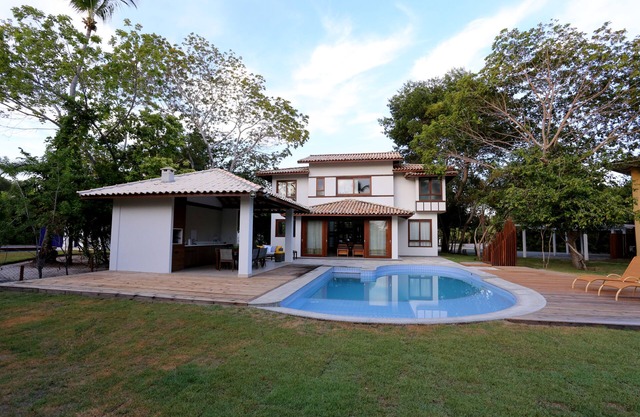 Luxury home with pool and large green outdoor area in Costa do Sauipe