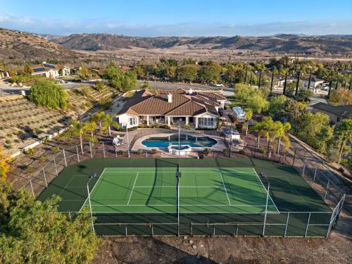 Luxury Home With Pool & Tennis Court