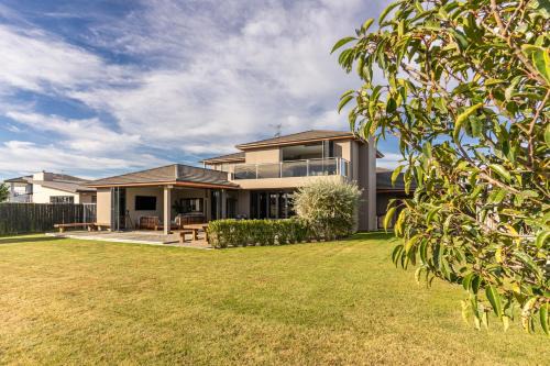 Luxury Lake Hood Holiday Home