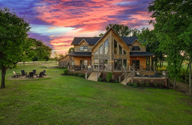 Luxury Lakehouse with Stunning Sunsets, a Private Spa, Home Gym, Gameroom & More