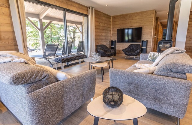 Luxury Lodge on Golf Course with Private Hot Tub, Pool & Gym Access