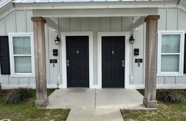 Luxury Lodging, Lakefront View, King Bed w/Private Bath, Handicap Shower, Private Patio.