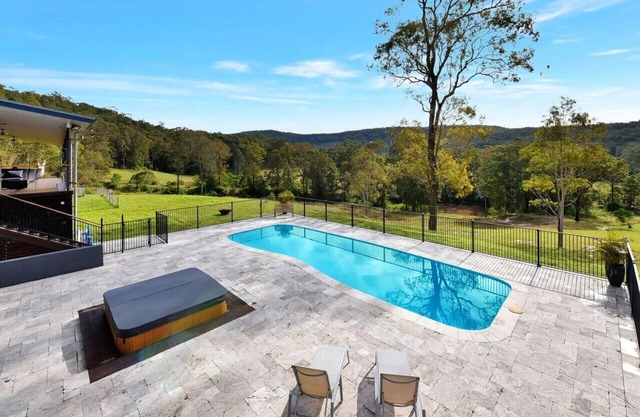 Luxury Mandalong Mansion with Pool & Spa
