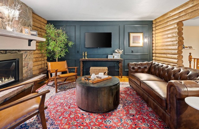 Luxury & Nature's Haven: Architectural Symphony Amidst Serene Bellingham Vistas