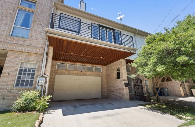 Luxury Oak Lawn Oasis, Game Room, Parking, Balcony. The Best Area of Dallas