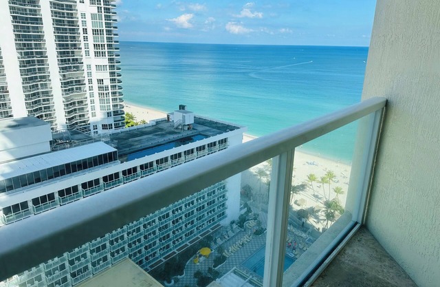 Luxury Oceanfront 3-Bed Condo, family-friendly Sunny Isles Beach Paradise