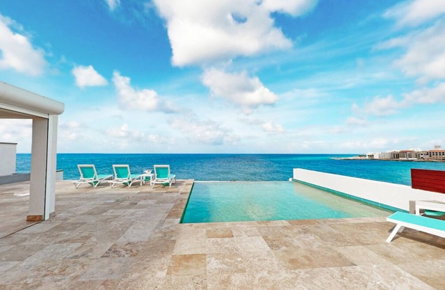 Luxury Oceanfront 3 Bedroom 3.5 Bathroom-Stunning Views of the Sea & Airport