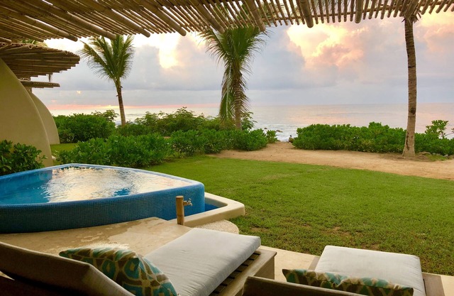 Luxury Oceanfront Condo at Surf Break, prvt. plunge pool, breathtaking sunsets