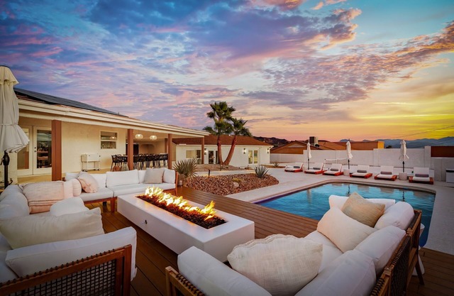 Luxury Pickleball Resort, Heated Pool,Spa & firepit. Sleeps 28 Near Marina