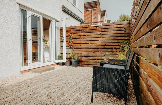 Luxury Private Suite. Super fast Wi-Fi.Parking Private Courtyard Garden.