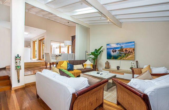 Luxury Retreat Home - 4Bed House - Mins from CBD