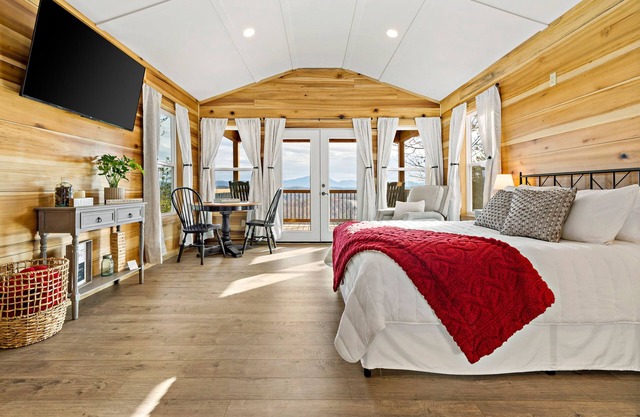 Luxury, Romantic, Views, Outdoor Tub, Hike-waterfall