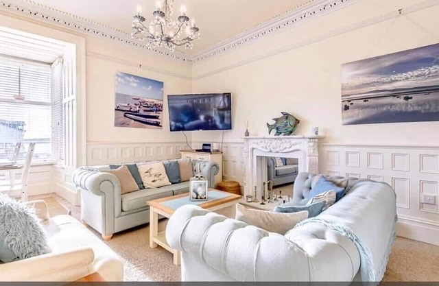 Luxury Seafront Apartment in Aberdovey -pets allowed/free parking -sleeps 8