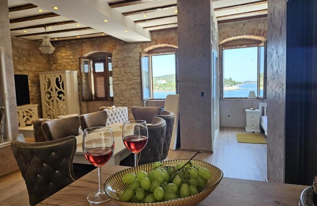 Luxury Seafront Suite Fabri