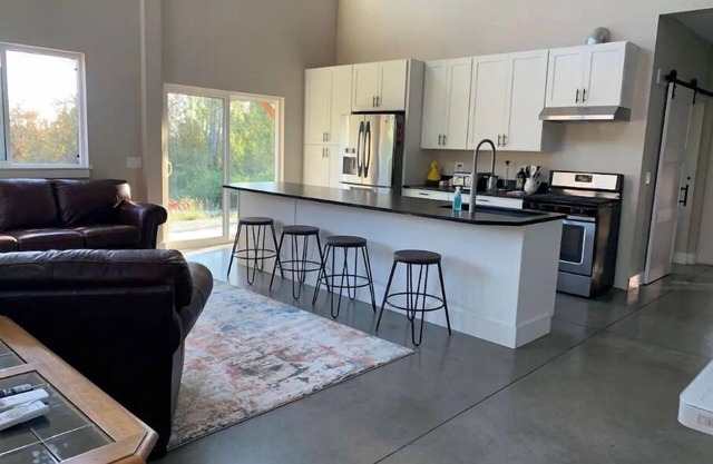 Luxury shome, views above Skagit Valley- EV charge