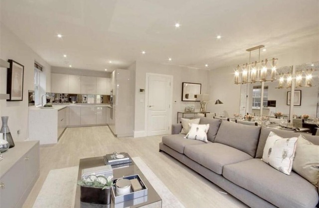 Luxury, Spacious Two bedroom in London