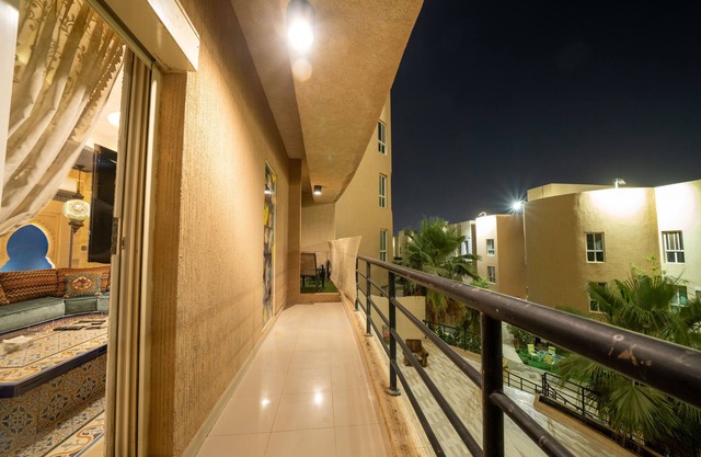 Luxury Three bedroom Apt Al Yasmin