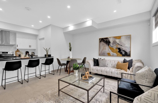 Luxury Unit Windsor (4-plex) 5 minutes to Ambassador Bridge