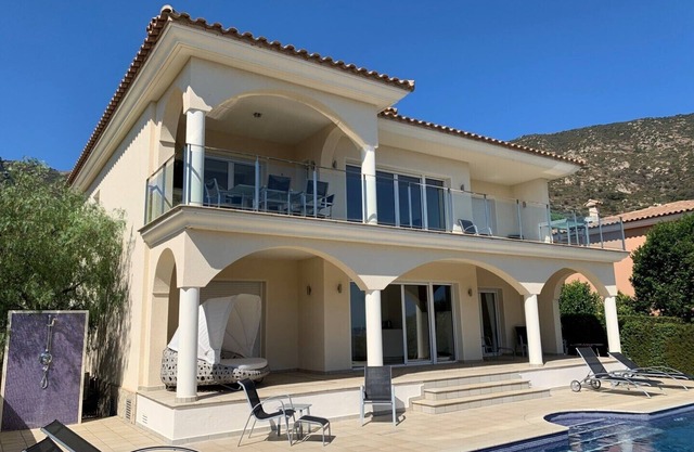Luxury villa in a privileged location - sea view -private pool - fibre internet.