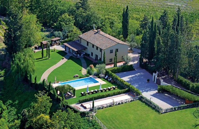 LUXURY VILLA IRIS , 6 rooms with bathrooms, swimming pool, spa, sauna.