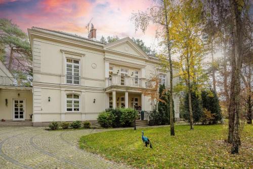 Luxury Villa with Home Cinema and Sauna & Jacuzzi by Renters Prestige