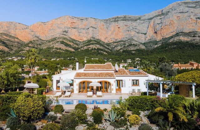 Luxury villa with unobstructed views of nature, at the bottom of the Montgo with illuminated pool.