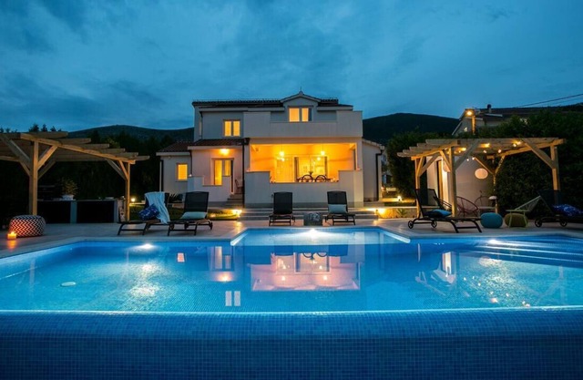 Luxury villa with a swimming pool Plano, Trogir (K-20902)