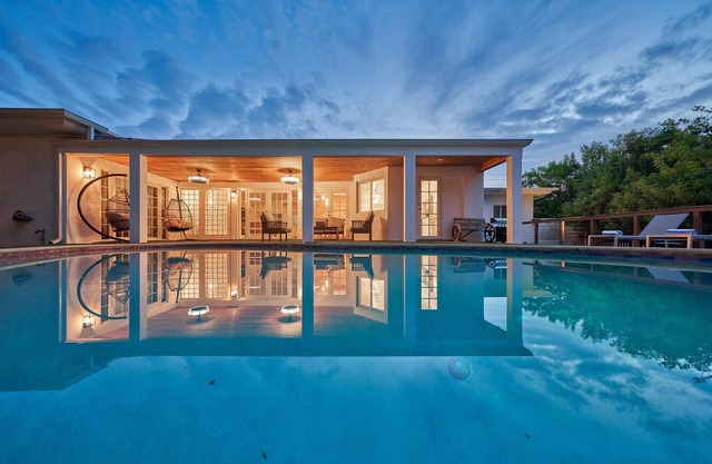 Luxury Villa w/Mini Golf+Huge Fire Pit+Billiards & Heated Pool