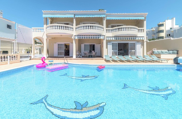 Luxury villa with best sea view in Lagos, Meia Praia, 6 rooms, 12 persons.