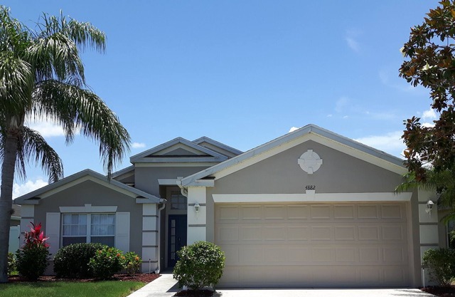 Luxury villa with large pool & lake frontage. Close to Disney Parks and Beaches