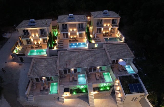 Luxury villas w/private pool for every villa . 5 min from parga and valtos beach
