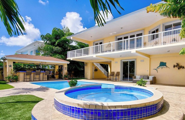Luxury Water Front Home, Private Pool, Spa, Tiki Bar, 36' Foot Dock with Kayaks