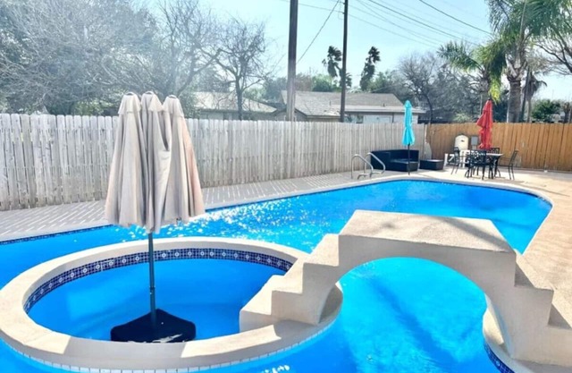 Lynda's Magnificent Pool Home!