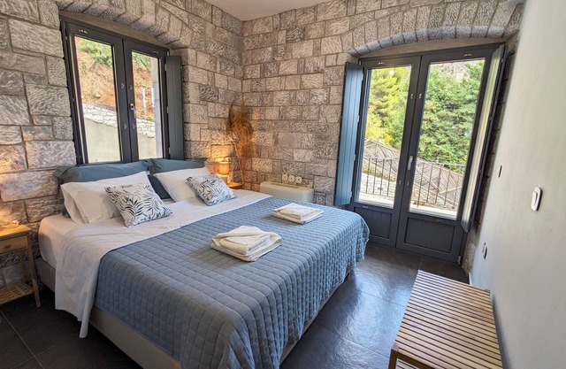Mad Wall Apartment . A breathtaking gem in the Peloponnese!