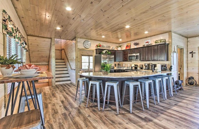 'Madison Bear Garden' 7Bdr w/Hot Tub + Pool Access