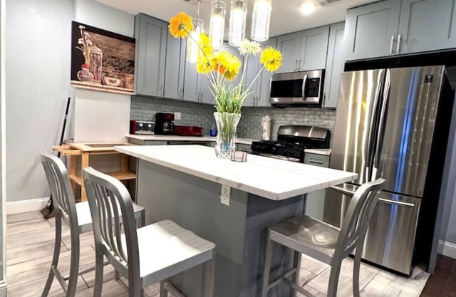 Magic Gardens 2BD Apt in Center City