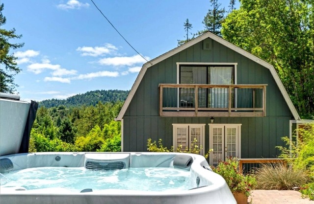 MagicMountain~Top of RedwoodsEpic Views!Relaxing Vacation Home! WIFI/Pup/HtTb