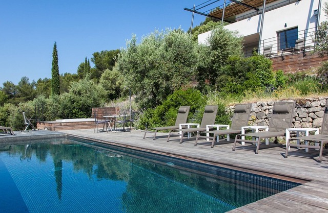 Magnificent architect-designed villa of 300m2, swimming pool, sea view and Giens peninsula