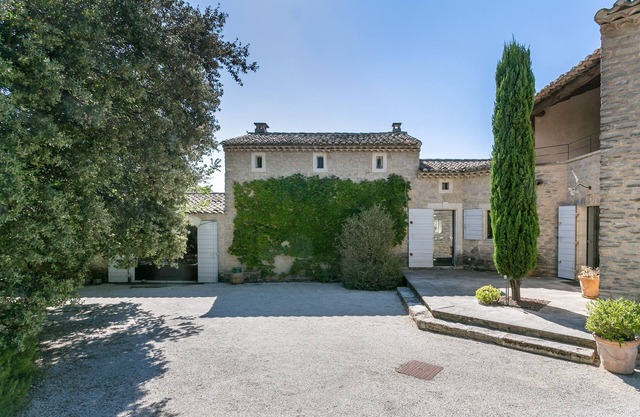 Magnificent 5 bedroom villa with pool near Gordes