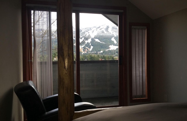 Magnificent Large 4.5 Bedroom Chalet with Spectacular Views SLEEPS 12