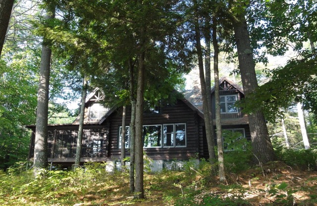 Magnificent Log Home on Lake
