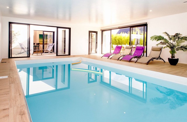 Magnificent villa *, close to beaches, swimming pool 29°, enclosed garden.