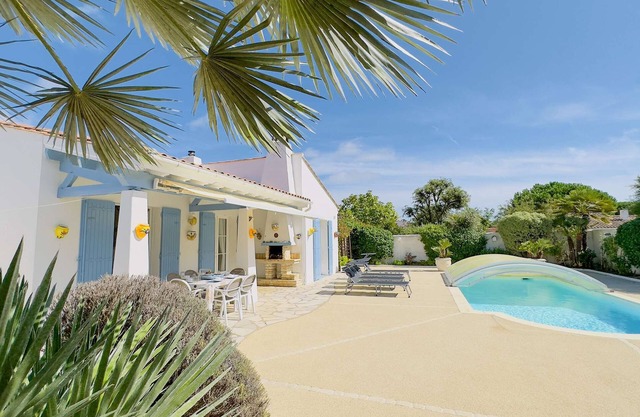 Magnificent villa with pool, garden and parking