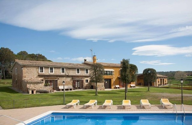 Magnificient 19th century country house with pool, barbecue porch, garden,.