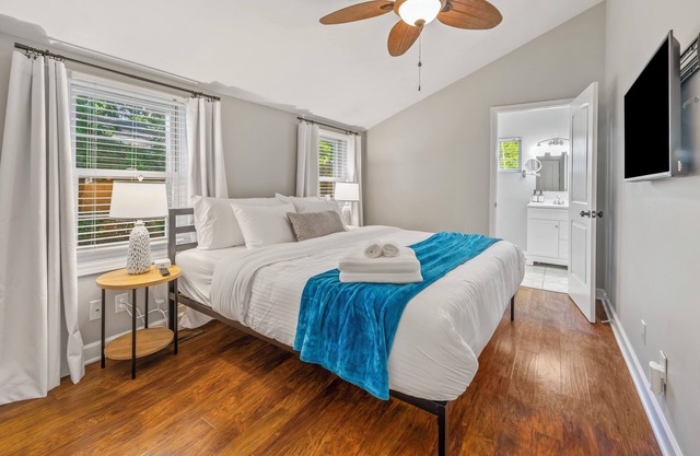 Main Level King Suite! 1 block to Lake Access! Cozy Cottage