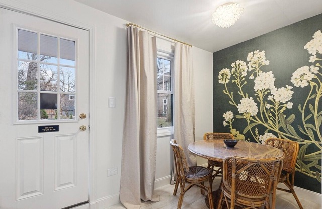 Main St Hideaway: Near Lee Street Beach: Northwestern University: Transit